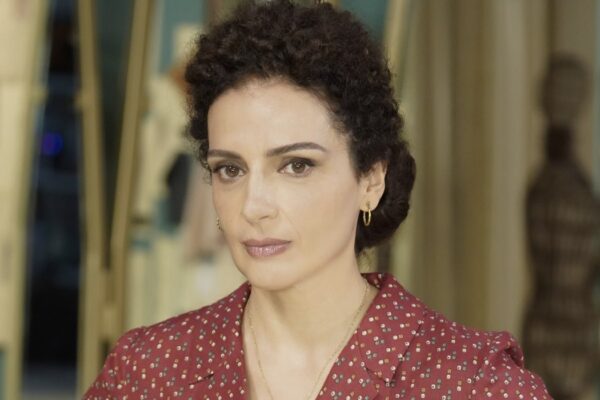 Gioia Spaziani (Concetta Puglisi) in un posato per “Il Paradiso Delle Signore 10”. Credits: Pierfrancesco Bruni/Rai.