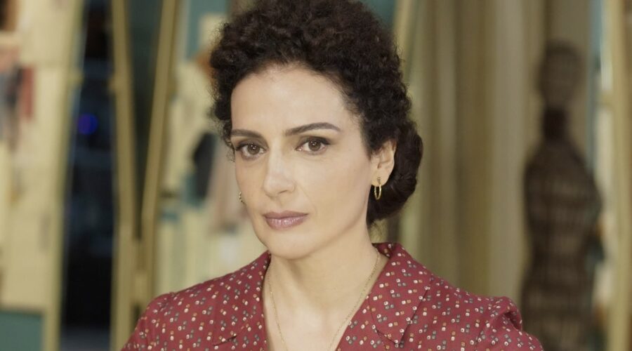 Gioia Spaziani (Concetta Puglisi) in un posato per “Il Paradiso Delle Signore 10”. Credits: Pierfrancesco Bruni/Rai.