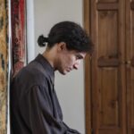 ​Dario Aita (Franco Battiato) in una scena di “Franco Battiato. Il lungo viaggio”. Credits: Azzurra Primavera/Rai.