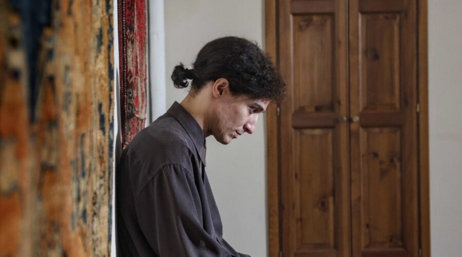 ​Dario Aita (Franco Battiato) in una scena di “Franco Battiato. Il lungo viaggio”. Credits: Azzurra Primavera/Rai.