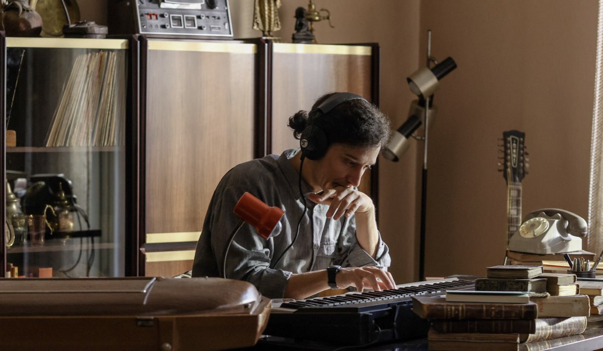 ​Dario Aita (Franco Battiato) in una scena di “Franco Battiato. Il lungo viaggio”. Credits: Azzurra Primavera/Rai.