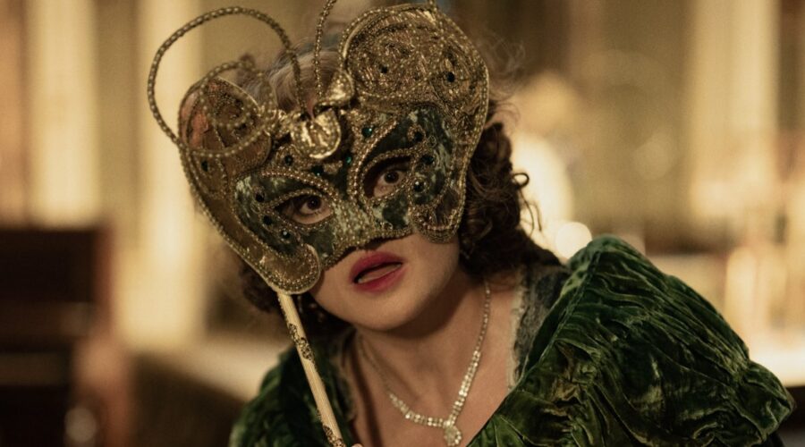 I Sette Quadranti Di Agatha Christie - Immagine Dal Set Credits Simon Ridgway/netflix