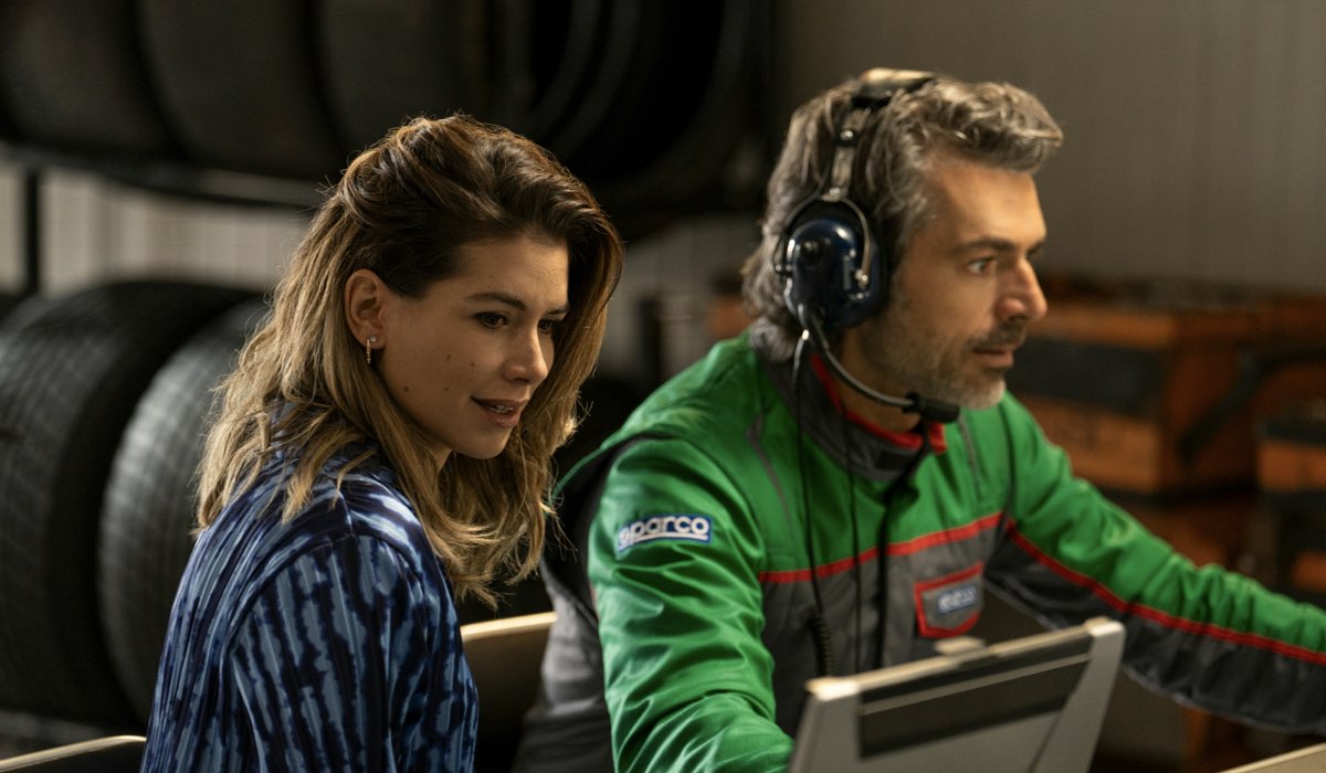 Da sinistra: Giulia Michelini (Elena Dionisi) e Luca Argentero (Arturo Benini) in una scena di “Motorvalley”. Credits: Lucia Iuorio/Enrico Bellinghieri/Netflix.