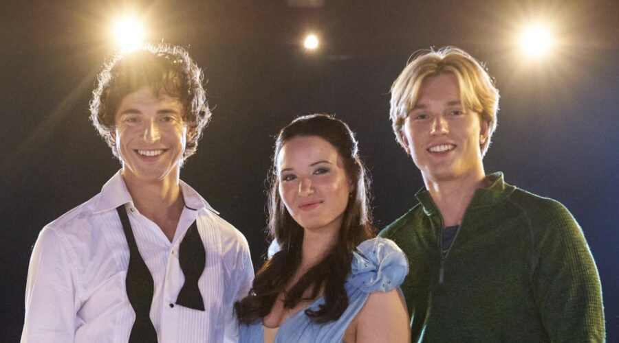 Madelyn Keys , Cale Ambrozic, Olly Atkins Finding Her Edge Netflix