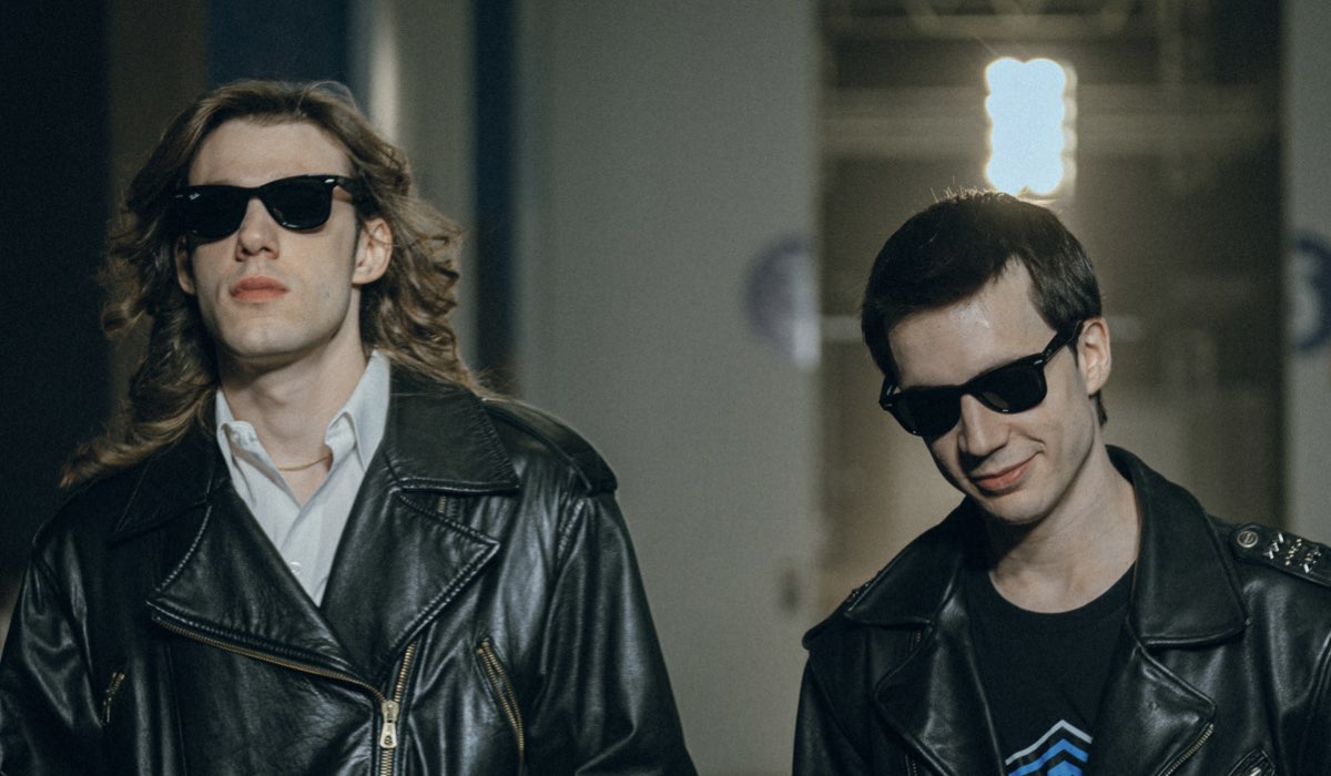 Da sinistra: Matteo Oscar Giuggioli (Mauro Repetto) e Elia Nuzzolo (Max Pezzali) in una scena di “Nord Sud Ovest Est - La leggendaria storiadegli 883”. Credits: Sky Italia/NOW.