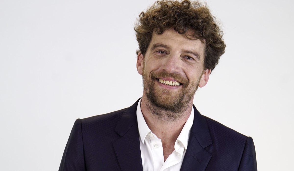 Maurizio Lastrico in un posato per “Fuori Menù”. Credits: Sky Italia/NOW.