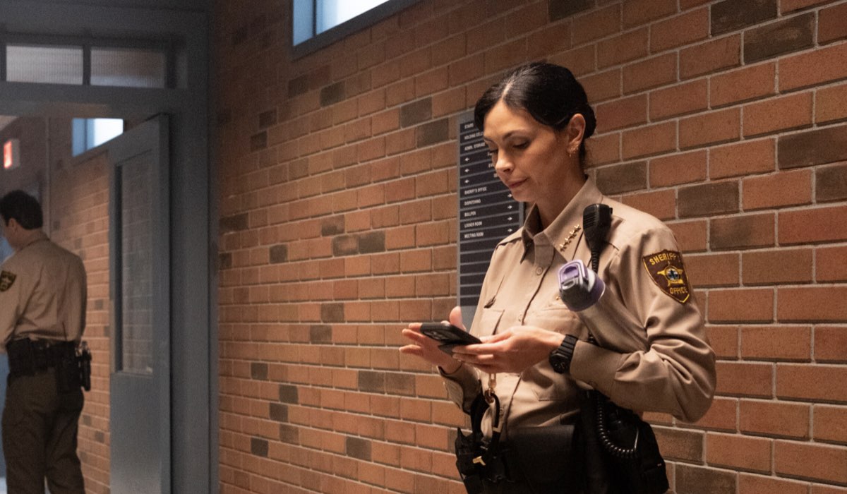 Morena Baccarin (Mickey Fox) in una scena di ”Sheriff Country”. Credits: Sky Italia/NOW.
