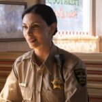 Morena Baccarin (Mickey Fox) in una scena di ”Sheriff Country”. Credits: Sky Italia/NOW.