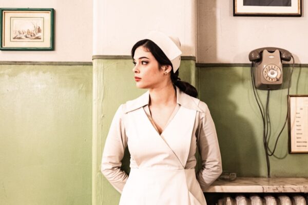 Neva Leoni (Serenella Rinaldi) in una scena di “Cuori 3”. Credits: Rai.