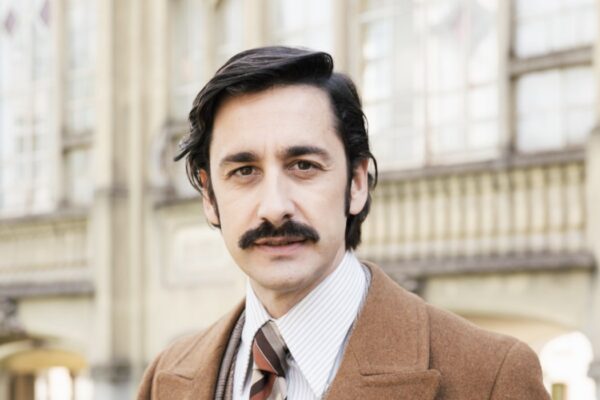 Piero Cardano (Riccardo Tosi) in un posato per “Cuori 3”. Credits: Rai.