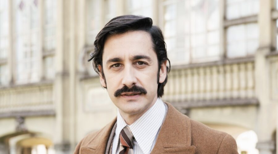 Piero Cardano (Riccardo Tosi) in un posato per “Cuori 3”. Credits: Rai.