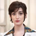 Pilar Fogliati (Delia Brunello) in un posato per “Cuori 3”. Credits: Rai.