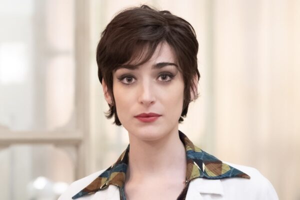 Pilar Fogliati (Delia Brunello) in un posato per “Cuori 3”. Credits: Rai.