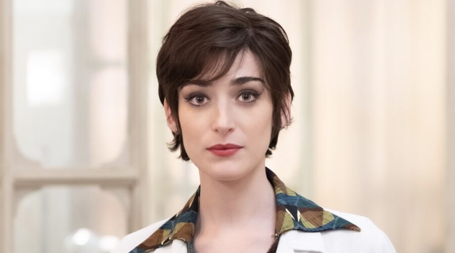 Pilar Fogliati (Delia Brunello) in un posato per “Cuori 3”. Credits: Rai.