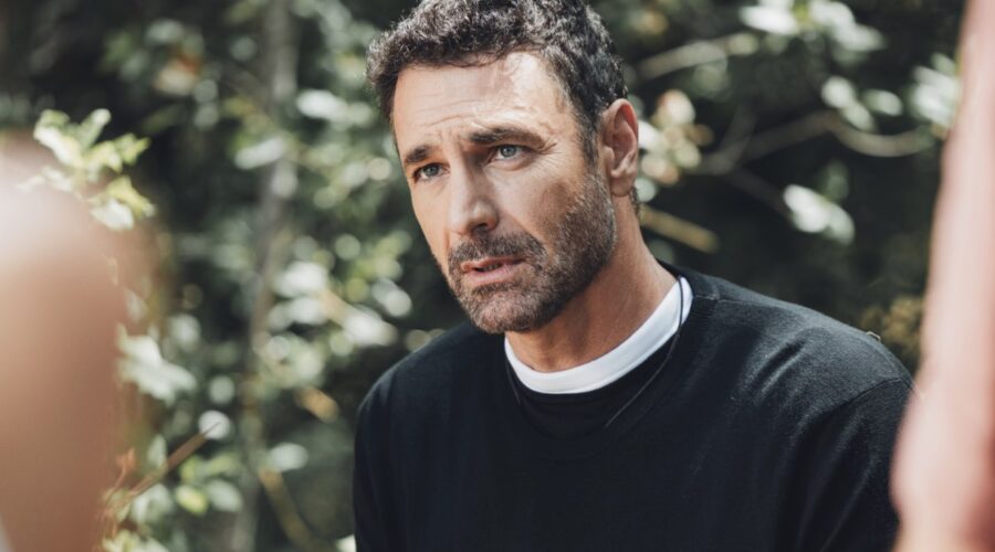 Raoul Bova (Don Massimo) in una scena di “Don Matteo 15”. Credits: Virginia Bettoja/Rai.