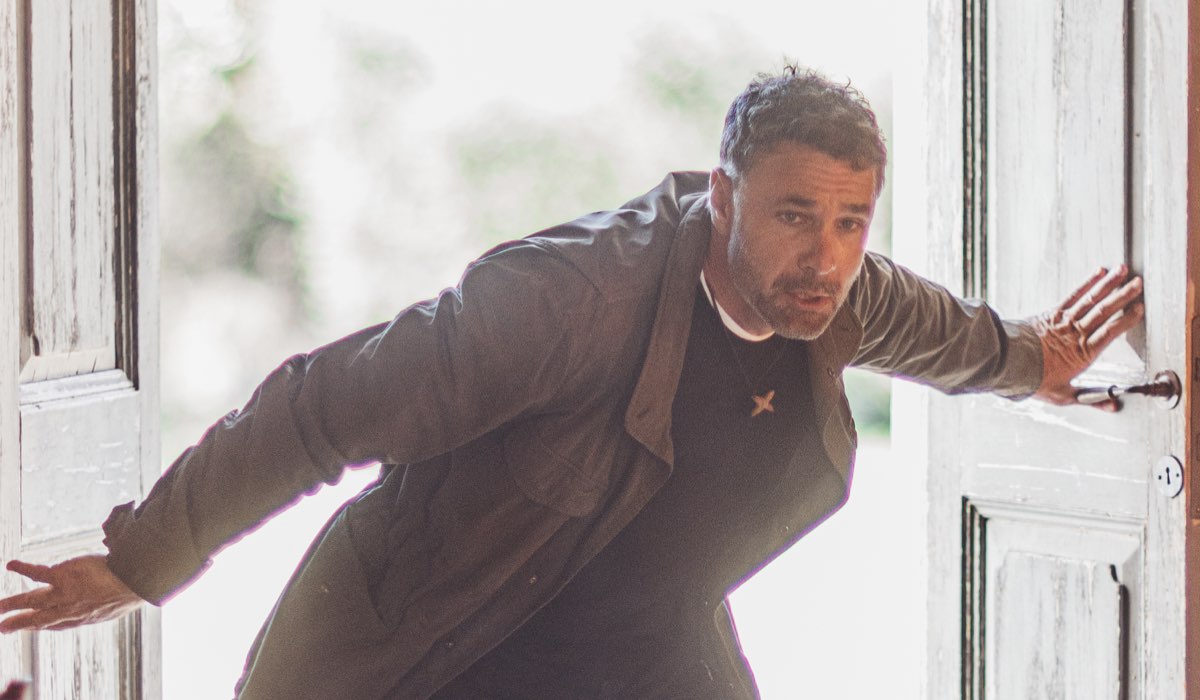 Raoul Bova (Don Massimo) in una scena di “Don Matteo 15”. Credits: Virginia Bettoja/Rai.