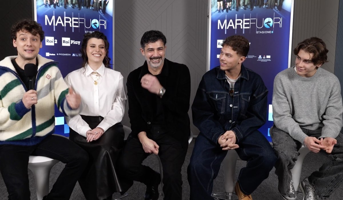 Da sinistra: Romano Reggiani (Stefano Stazi), Giovanna Sannino (Carmela Valestro), Carmine Recano (Massimo - O’Comandante), Alfonso Capuozzo (Simone) e Manuele Velo (Tommaso) in un fotogramma dell'intervista rilasciata per Tvserial.it per “Mare Fuori 6”. Credits: Rai/Tvserial.it.
