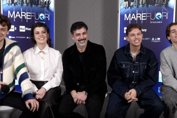 Da sinistra: Romano Reggiani (Stefano Stazi), Giovanna Sannino (Carmela Valestro), Carmine Recano (Massimo - O’Comandante), Alfonso Capuozzo (Simone) e Manuele Velo (Tommaso) in un fotogramma dell'intervista rilasciata per Tvserial.it per “Mare Fuori 6”. Credits: Rai/Tvserial.it.