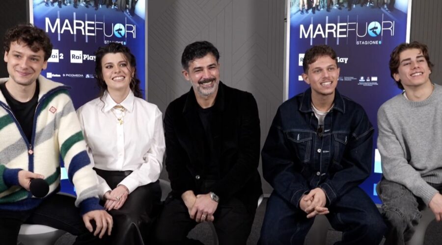 Da sinistra: Romano Reggiani (Stefano Stazi), Giovanna Sannino (Carmela Valestro), Carmine Recano (Massimo - O’Comandante), Alfonso Capuozzo (Simone) e Manuele Velo (Tommaso) in un fotogramma dell'intervista rilasciata per Tvserial.it per “Mare Fuori 6”. Credits: Rai/Tvserial.it.