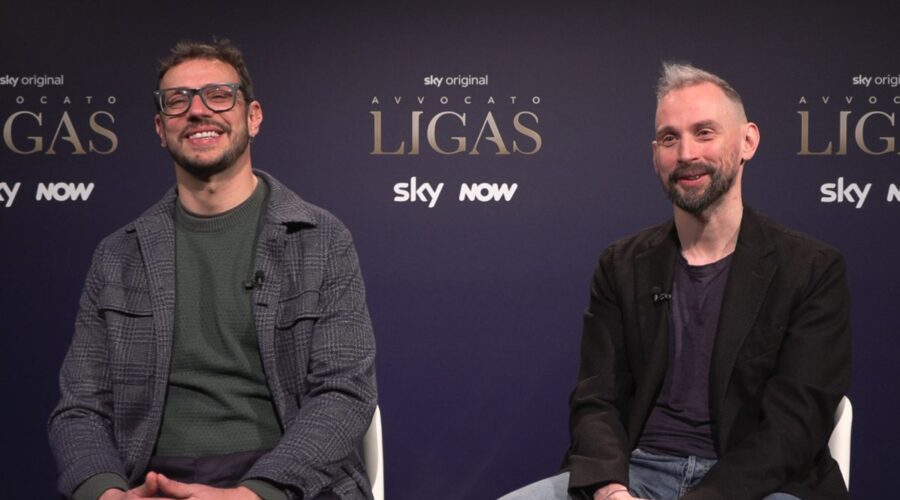 Da sinistra: Fabio Paladini (regista) e Federico Baccomo (sceneggiatore) in un fotogramma dell'intervista per Tvserial.it su “Avvocato Ligas”. Credits: Sky Italia/NOW/Tvserial.it.