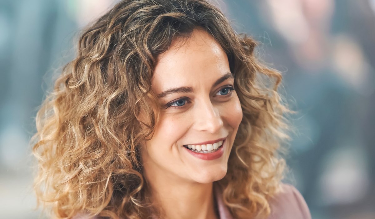 Gaia Messerklinger (Patrizia Roncella) in una scena di “Avvocato Ligas”. Credits: Sky Italia/NOW.