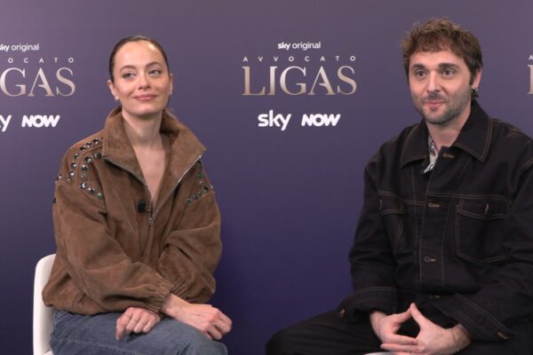Da sinistra: Gaia Messerklinger (Patrizia Roncella) e Flavio Furno (Paolo Scarpelli) in un fotogramma dell'intervista per Tvserial.it su “Avvocato Ligas”. Credits: Sky Italia/NOW/Tvserial.it.