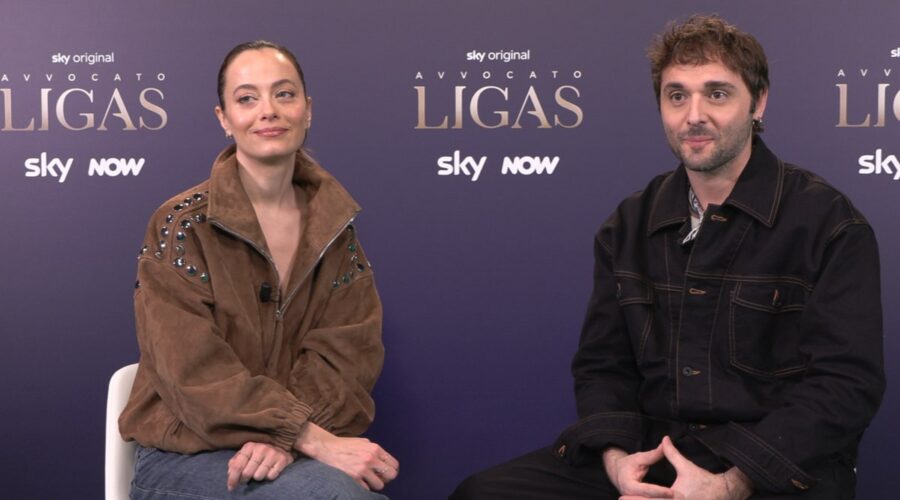 Da sinistra: Gaia Messerklinger (Patrizia Roncella) e Flavio Furno (Paolo Scarpelli) in un fotogramma dell'intervista per Tvserial.it su “Avvocato Ligas”. Credits: Sky Italia/NOW/Tvserial.it.