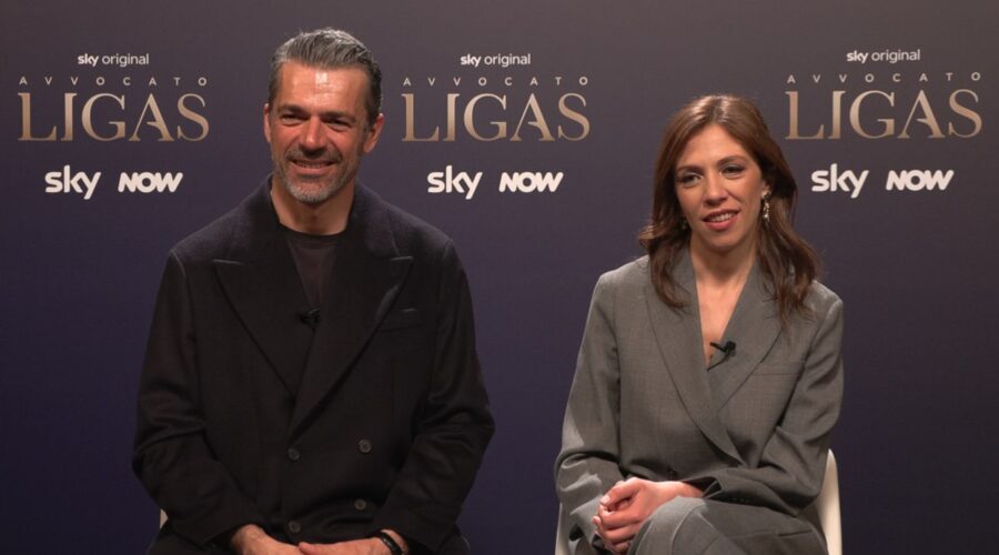 Da sinistra: Luca Argentero (Lorenzo Ligas) e Barbara Chichiarelli (Anna Maria Pastori) in un fotogramma dell'intervista per Tvserial.it su “Avvocato Ligas”. Credits: Sky Italia/NOW/Tvserial.it.