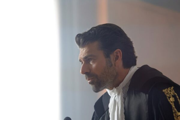 Luca Argentero (Lorenzo Ligas) in una scena di “Avvocato Ligas”. Credits: Sky Italia/NOW.