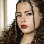 Greta De Rosa (Annarella) in un posato per “Mare Fuori 6”. Credits: Sabrina Cirillo/Rai.