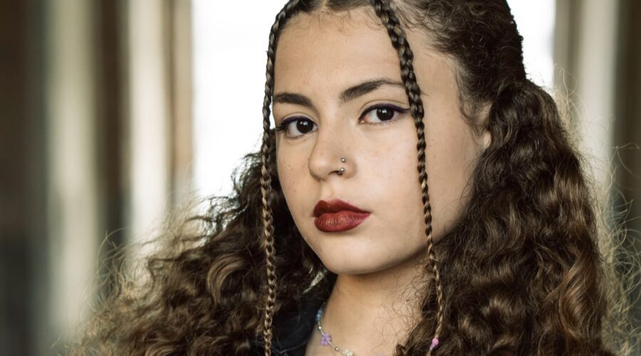 Greta De Rosa (Annarella) in un posato per “Mare Fuori 6”. Credits: Sabrina Cirillo/Rai.