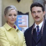 Da sinistra: Francesca Del Fa (Irene Cipriani) e Francesco Ferdinandi (Cesare Brugnoli) in un posato per “Il Paradiso Delle Signore 10”. Credits: Pierfrancesco Bruni/Rai.