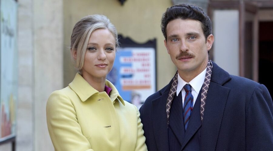 Da sinistra: Francesca Del Fa (Irene Cipriani) e Francesco Ferdinandi (Cesare Brugnoli) in un posato per “Il Paradiso Delle Signore 10”. Credits: Pierfrancesco Bruni/Rai.