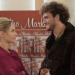 Da sinistra: Francesca Del Fa (Irene Cipriani) e Mirko Lorusso (Giovanni “Johnny” Pastore) in una scena de “Il Paradiso delle Signore 10”. Credits: Pierfrancesco Bruni/Rai.