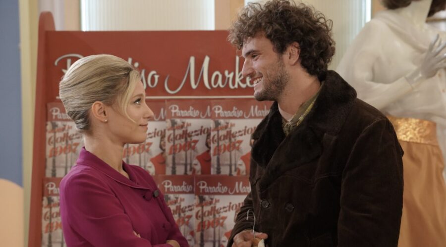 Da sinistra: Francesca Del Fa (Irene Cipriani) e Mirko Lorusso (Giovanni “Johnny” Pastore) in una scena de “Il Paradiso delle Signore 10”. Credits: Pierfrancesco Bruni/Rai.