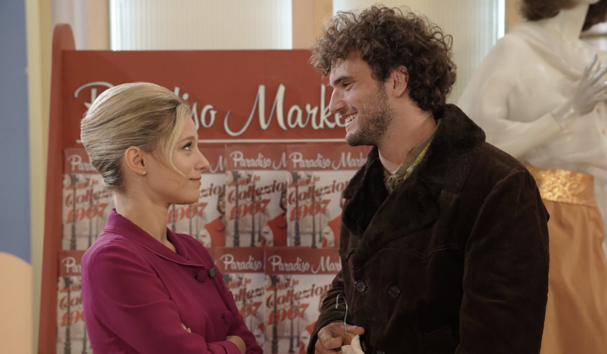 Da sinistra: Francesca Del Fa (Irene Cipriani) e Mirko Lorusso (Giovanni “Johnny” Pastore) in una scena de “Il Paradiso delle Signore 10”. Credits: Pierfrancesco Bruni/Rai.