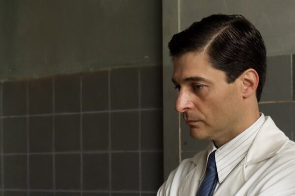 Lino Guanciale (Mario Tobino) in una scena de “Le libere donne”. Credits: Rai.