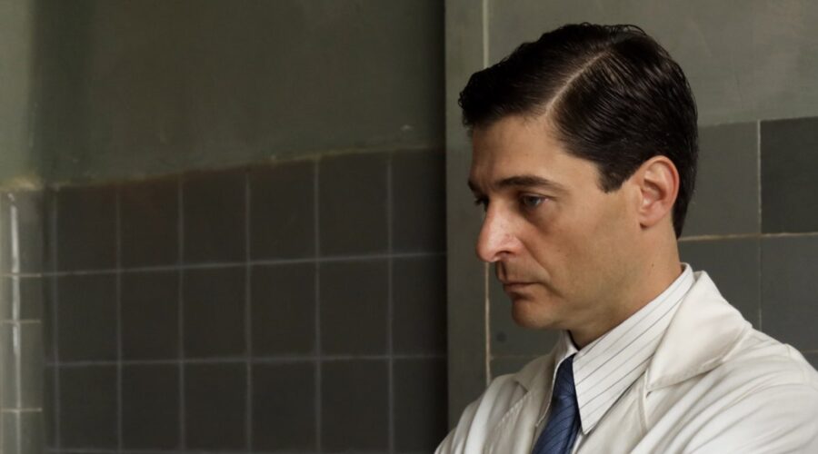 Lino Guanciale (Mario Tobino) in una scena de “Le libere donne”. Credits: Rai.