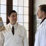 Da sinistra: Lino Guanciale (Mario Tobino) e Massimo Nicolini (Gianmassimo Parisi) in una scena de “Le libere donne”. Credits: Rai.