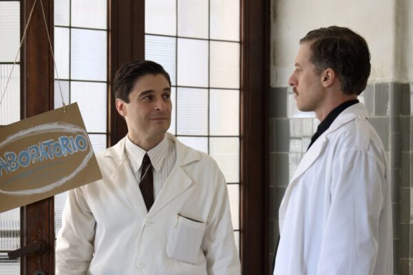 Da sinistra: Lino Guanciale (Mario Tobino) e Massimo Nicolini (Gianmassimo Parisi) in una scena de “Le libere donne”. Credits: Rai.