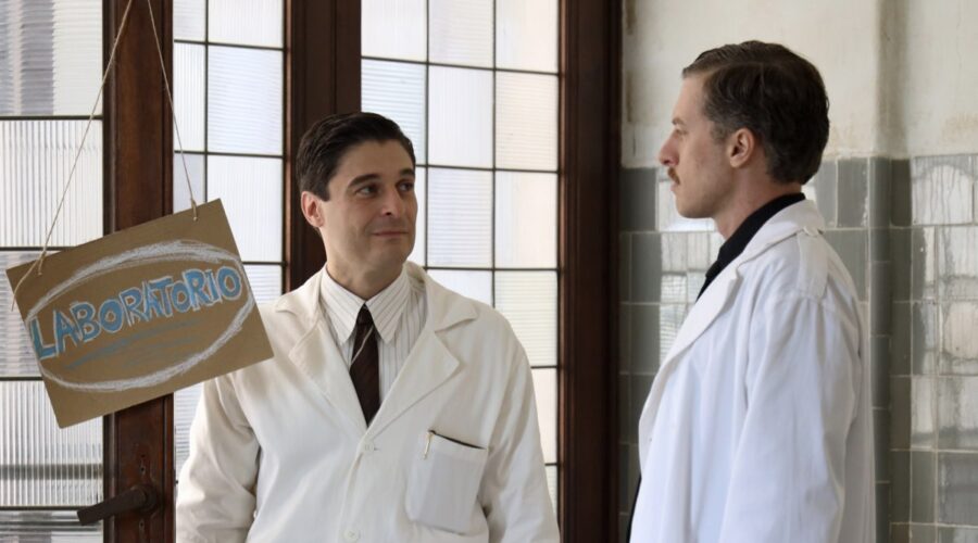 Da sinistra: Lino Guanciale (Mario Tobino) e Massimo Nicolini (Gianmassimo Parisi) in una scena de “Le libere donne”. Credits: Rai.