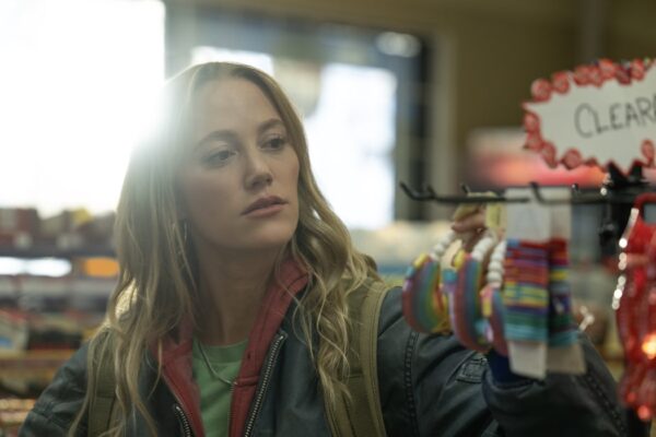 Kenna Rowan (Maika Monroe) in una scena di “Reminders of him - La parte migliore di te”. Credits e © Universal Studios. All Rights Reserved.