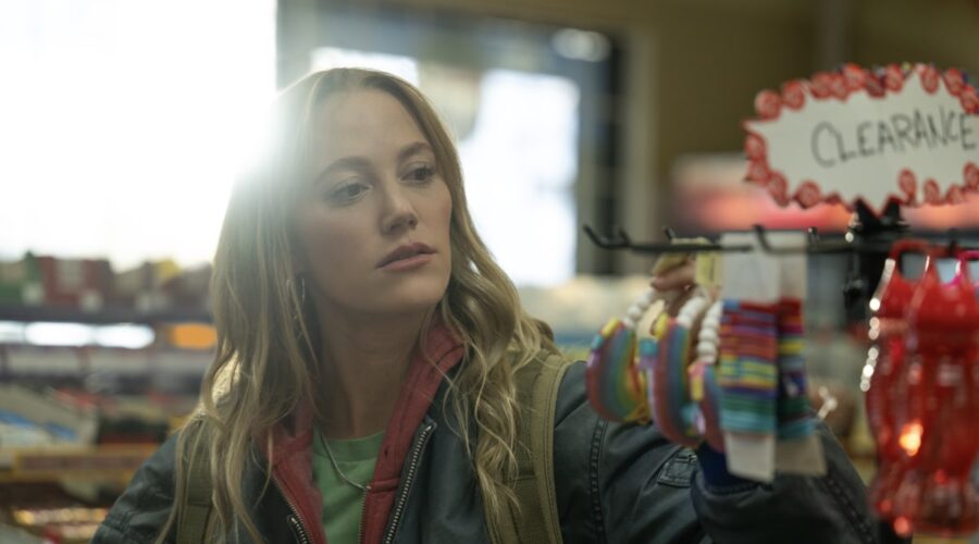 Kenna Rowan (Maika Monroe) in una scena di “Reminders of him - La parte migliore di te”. Credits e © Universal Studios. All Rights Reserved.