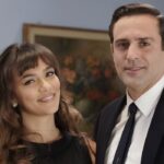 Da sinistra: Gloria Radulescu (Marta Guarnieri) e Thomas Santu (Enrico Proietti) in un posato per “Il Paradiso Delle Signore 10”. Credits: Pierfrancesco Bruni/Rai.