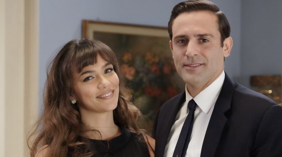 Da sinistra: Gloria Radulescu (Marta Guarnieri) e Thomas Santu (Enrico Proietti) in un posato per “Il Paradiso Delle Signore 10”. Credits: Pierfrancesco Bruni/Rai.