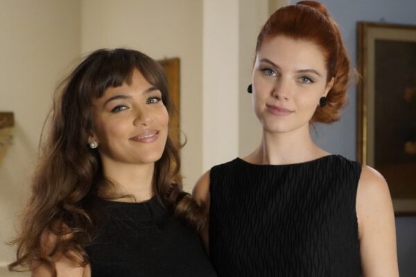 Da sinistra: Gloria Radulescu (Marta Guarnieri) e Arianna Amadei (Odile di Sant'Erasmo) in un posato per “Il Paradiso Delle Signore 10”. Credits: Pierfrancesco Bruni/Rai.