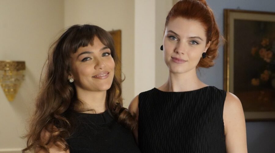 Da sinistra: Gloria Radulescu (Marta Guarnieri) e Arianna Amadei (Odile di Sant'Erasmo) in un posato per “Il Paradiso Delle Signore 10”. Credits: Pierfrancesco Bruni/Rai.