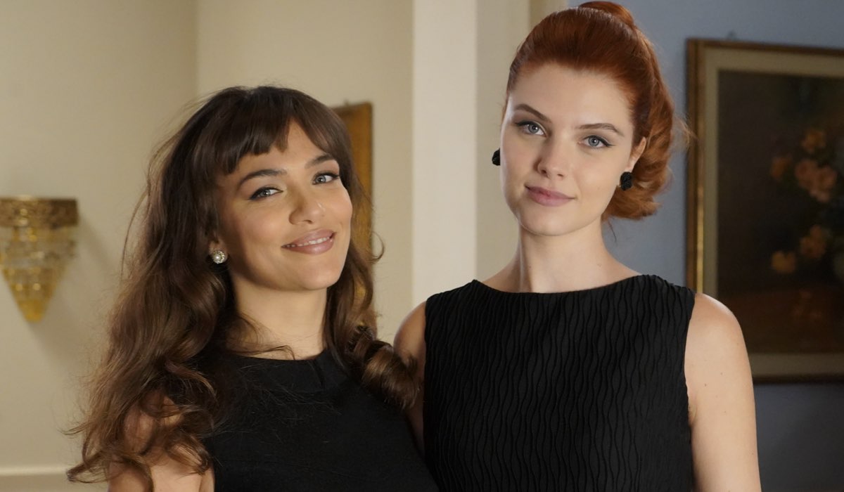 Da sinistra: Gloria Radulescu (Marta Guarnieri) e Arianna Amadei (Odile di Sant'Erasmo) in un posato per “Il Paradiso Delle Signore 10”. Credits: Pierfrancesco Bruni/Rai.