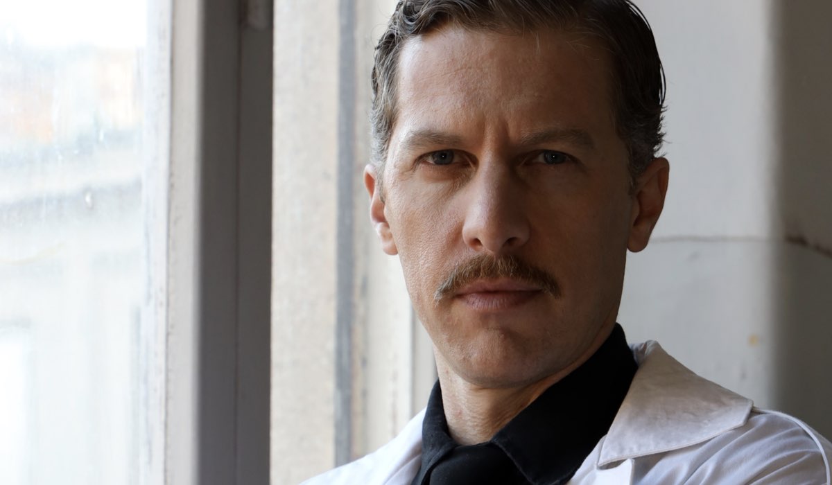 Massimo Nicolini (Gianmassimo Parisi) in un posato per “Le libere donne”. Credits: Rai.