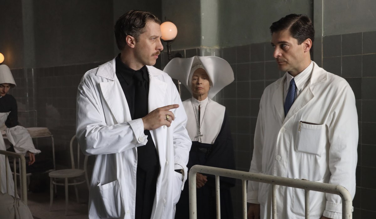 Da sinistra: Massimo Nicolini (Gianmassimo Parisi) e Lino Guanciale (Mario Tobino) in una scena de “Le Libere donne”. Credits: Rai.